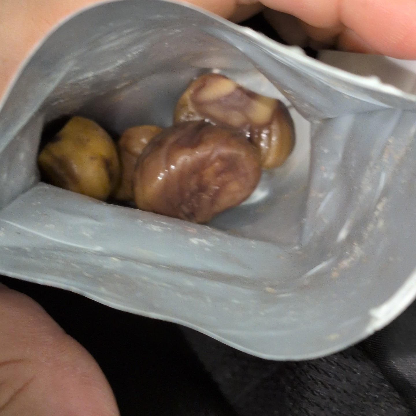 窯でじっくり焼き上げた割れちゃったむき甘栗  【トップバリュ】の中身画像